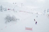 Pessoas esquiando na pista de esqui — Fotografia de Stock