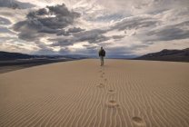 Uomo che cammina nelle dune di Eureka — Foto stock