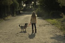 Fille marche avec chien — Photo de stock