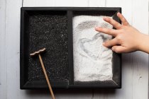 Мальчик рисует сердце в песке — стоковое фото
