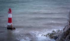 Маяк на берегу моря — стоковое фото