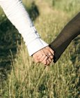 Homme et femme tenant la main — Photo de stock