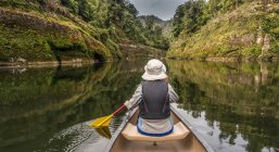 Mujer piragüismo en el río Whanganui - foto de stock