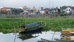 Boote mit Dorf im Rücken festgemacht — Stockfoto