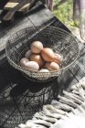 Metallkorb mit Eiern. — Stockfoto
