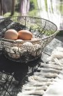 Cesta de metal con huevos . - foto de stock