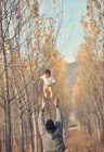 Homme jetant bébé fille dans l'air — Photo de stock