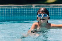 Усміхнений хлопчик у басейні — стокове фото