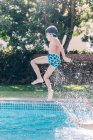 Menino no ar na piscina — Fotografia de Stock