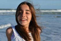Mädchen steht am Strand — Stockfoto