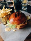 Гамбургер і картопля фрі — стокове фото