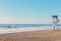 Спасательная башня на пляже — стоковое фото