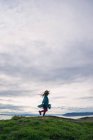 Девушка кружится на холме — стоковое фото