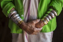 Donna che indossa braccialetti — Foto stock