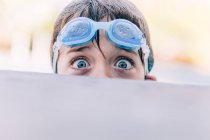 Мальчик в очках для плавания — стоковое фото