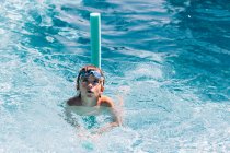Garçon nageant dans la piscine — Photo de stock