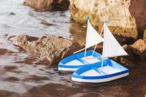 Dos barcos de juguete en el mar - foto de stock