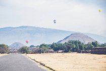 Воздушные шары над древними руинами — стоковое фото
