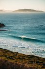 Wave breaking along coastline — Stock Photo