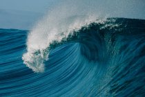 Бочковая волна обрушилась на риф — стоковое фото