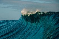 Welle kracht über Riff — Stockfoto