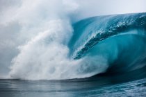 Wave breaking over reef — Stock Photo