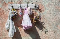 Printemps filles vêtements sur cintre sur le mur — Photo de stock
