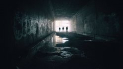 Силуэты трёх человек в тоннеле на Шестой улице — стоковое фото