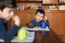 Jungen frühstücken gemeinsam — Stockfoto