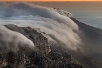 Nubes rodando por encima de la Montaña de la Mesa - foto de stock