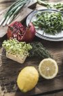 Grüner Salat mit Granatapfel — Stockfoto