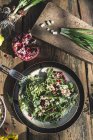 Salada verde com romã — Fotografia de Stock