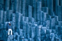 Femme debout sur des colonnes de basalte — Photo de stock