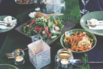 Apparecchiatura della tavola con cibo tailandese — Foto stock