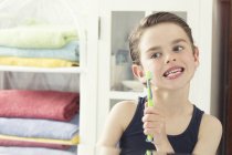 Junge putzt Zähne im Badezimmer — Stockfoto