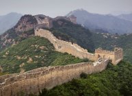 Сторожові вежі уздовж Великої китайської стіни — стокове фото