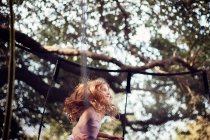 Fille sautant sur trampoline — Photo de stock