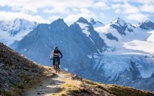 Жінка на гірському велосипеді — стокове фото