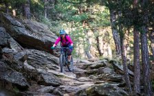 Жінка на гірському велосипеді — стокове фото