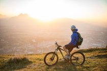 Uomo in mountain bike — Foto stock
