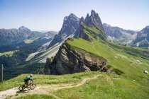 Чоловік катається на гірському велосипеді — стокове фото