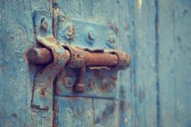 Ржавый болт на деревянной двери — стоковое фото