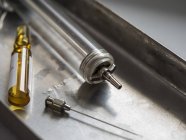 Seringa de vidro vintage e agulha de medecal — Fotografia de Stock