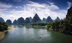 Li Fluss und Karstfelsen — Stockfoto