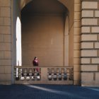 Женщина стоит на улице — стоковое фото