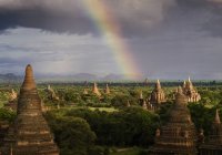 Rainbow over buddhist temples — Stock Photo