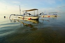 Barche da pesca ancorate alla spiaggia di Sanur — Foto stock