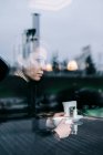Mulher bonita bebendo café no café — Fotografia de Stock
