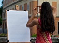 Femme artiste faire cadre doigt — Photo de stock