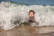 Девушка играет на пляже — стоковое фото